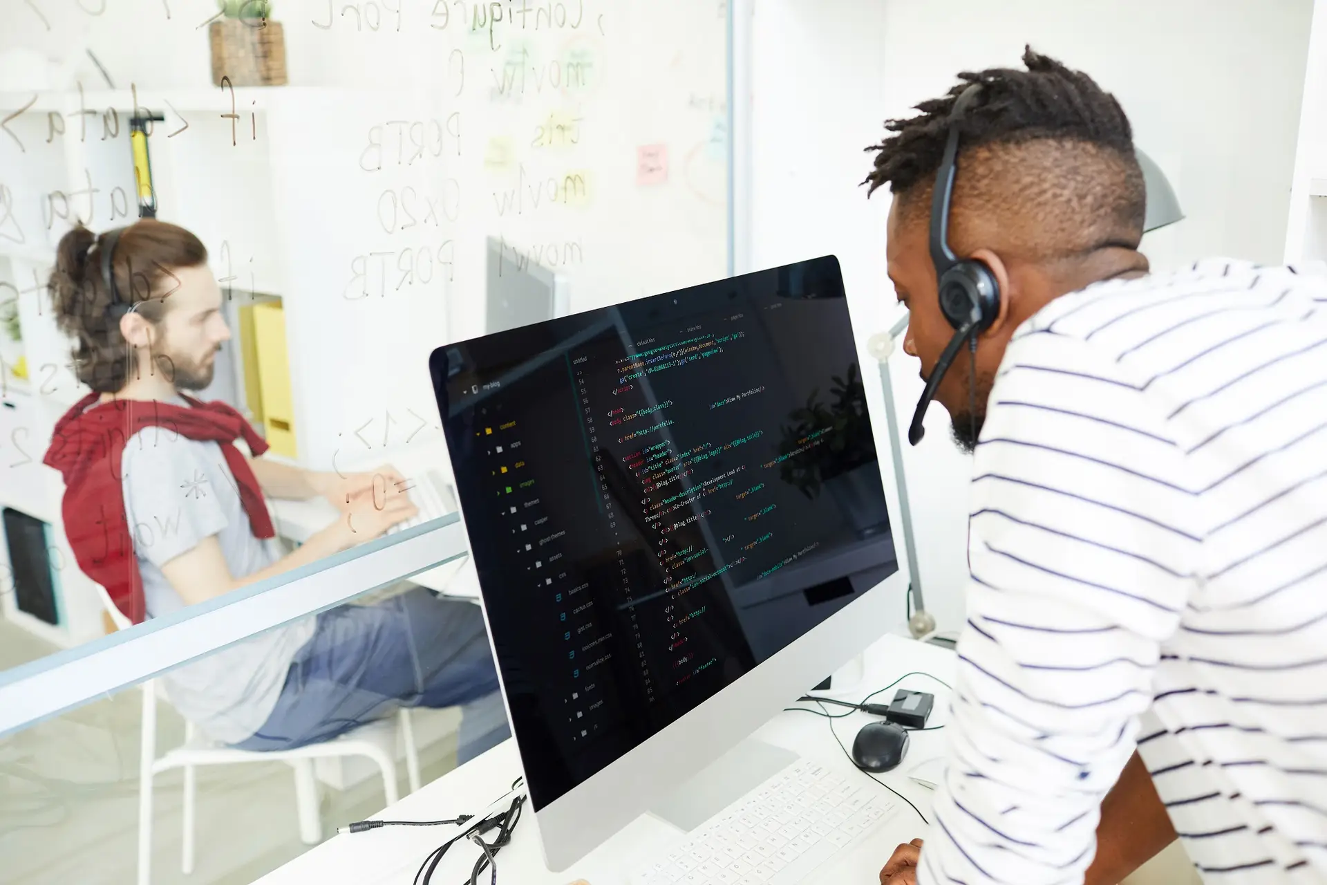 it support operator answering question using heads 2dzse43.jpg